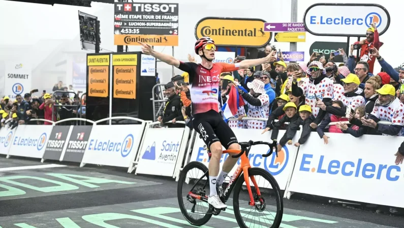 Tour de France, Arensman vince la 19esima tappa. Pogacar sempre in giallo