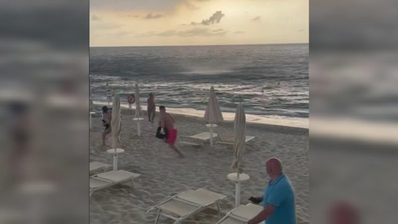 Tropea, tromba marina mette in fuga i bagnanti