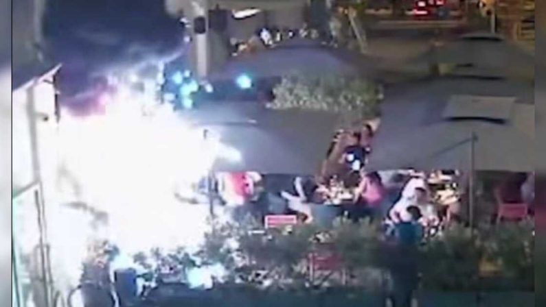 Esplosione in un locale a Tropea: Panico in piazza - VIDEO