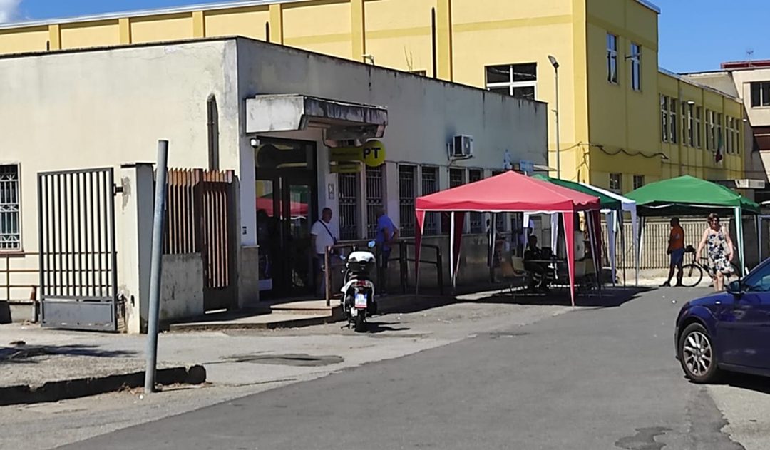 I due gazebo installati davanti la Posta per proteggere gli utenti, soprattutto anziani, dal caldo