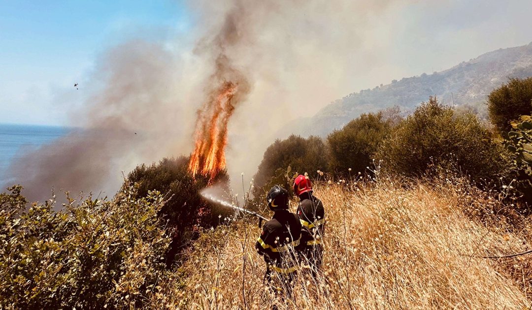 I vigili del fuoco di Vibo impegnati nelle operazioni di spegnimento di un focolaio