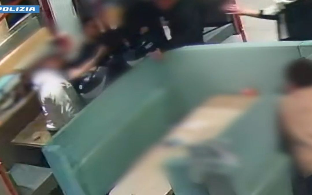 Aggressione omofoba in fast food a Catania, due misure cautelari