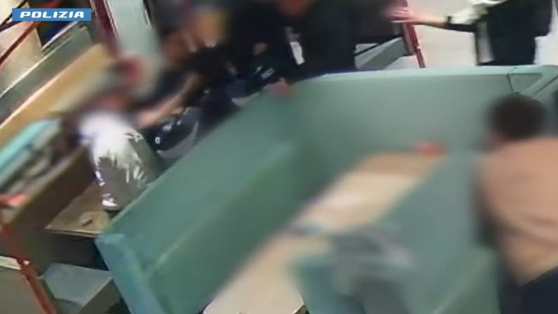 Aggressione omofoba in fast food a Catania, due misure cautelari