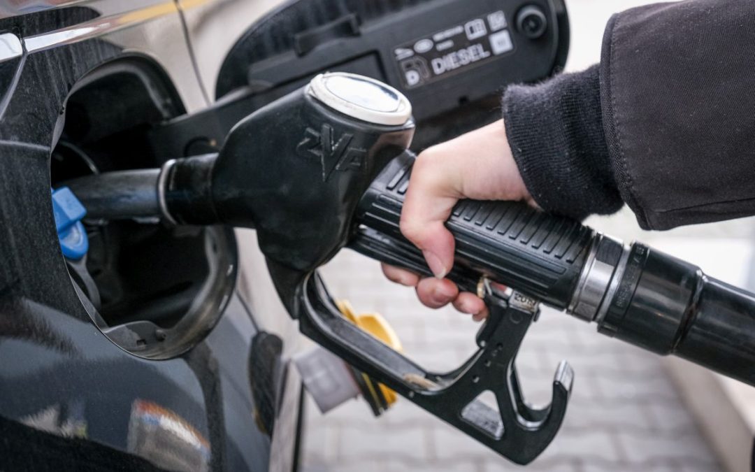 Carburanti, Mimit “Prezzi ai minimi dall’estate 2021”