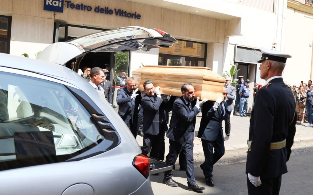 Baudo, chiusa la camera ardente al Teatro delle Vittorie