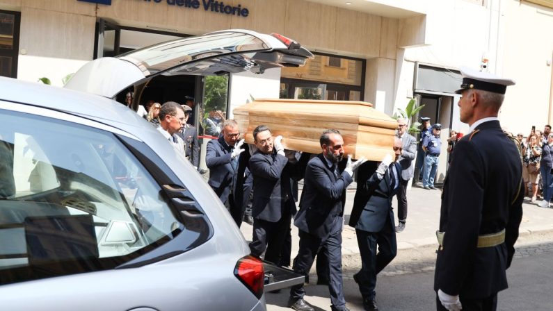 Baudo, chiusa la camera ardente al Teatro delle Vittorie