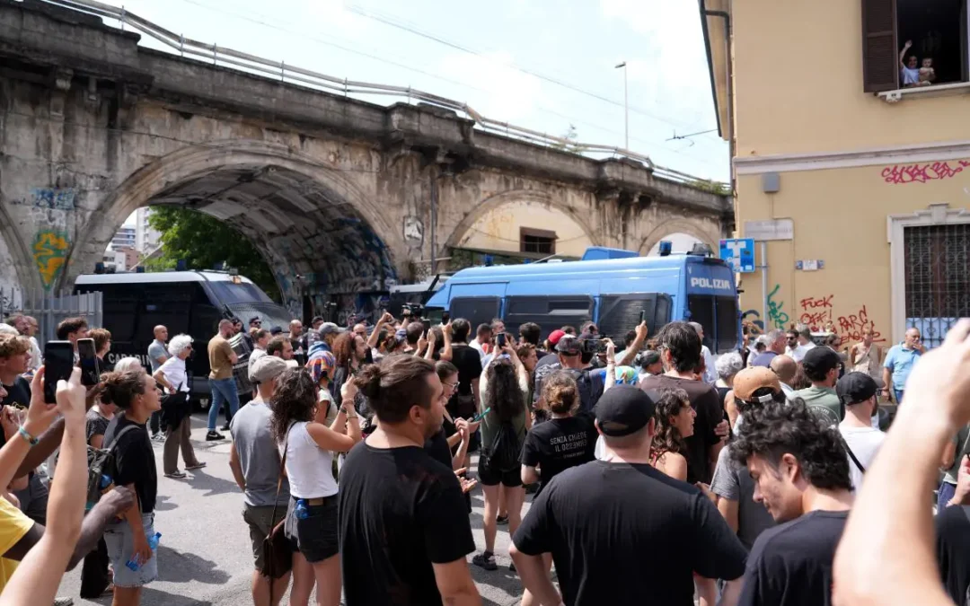 Milano, sgomberato il centro sociale Leoncavallo
