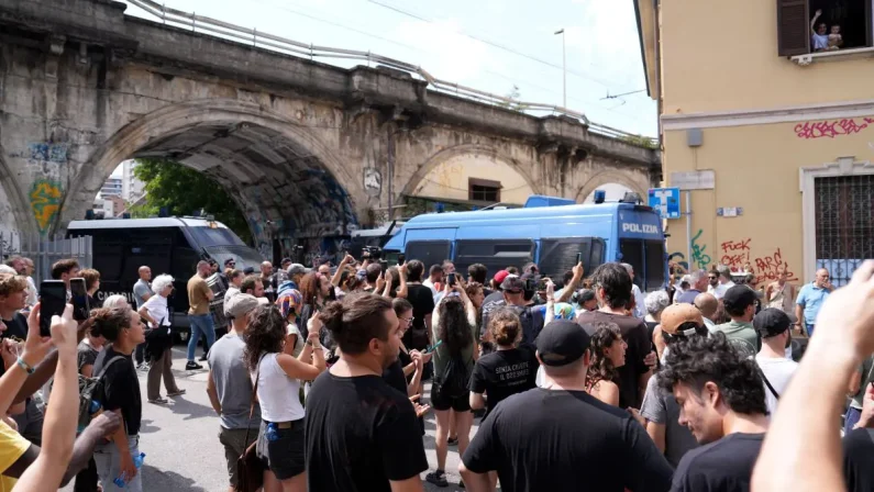 Milano, sgomberato il centro sociale Leoncavallo