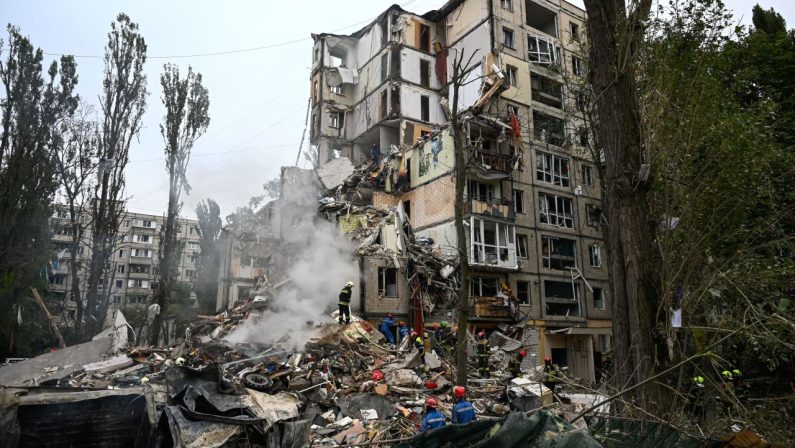 Nella notte altro raid russo su Kiev, Zelensky “Almeno 8 morti”