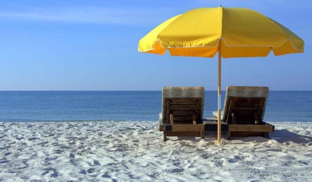 Sequestrati 180 ombrelloni e gazebo abusivi sulle spiagge di Siderno e Monasterace