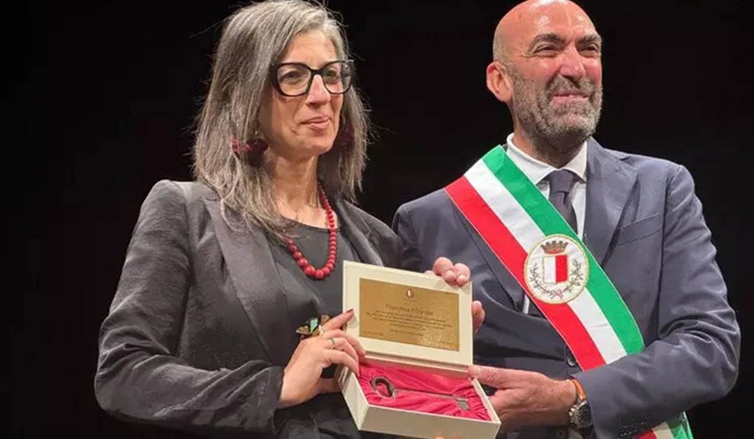 Francesca albanese riceve le chiavi della città di Bari dal sindaco Vito Leccese