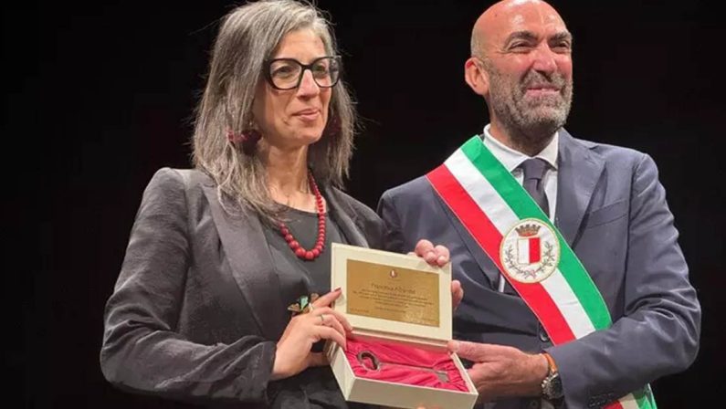 A Francesca Albanese le chiavi della città di Bari: «Onorata, le userò»