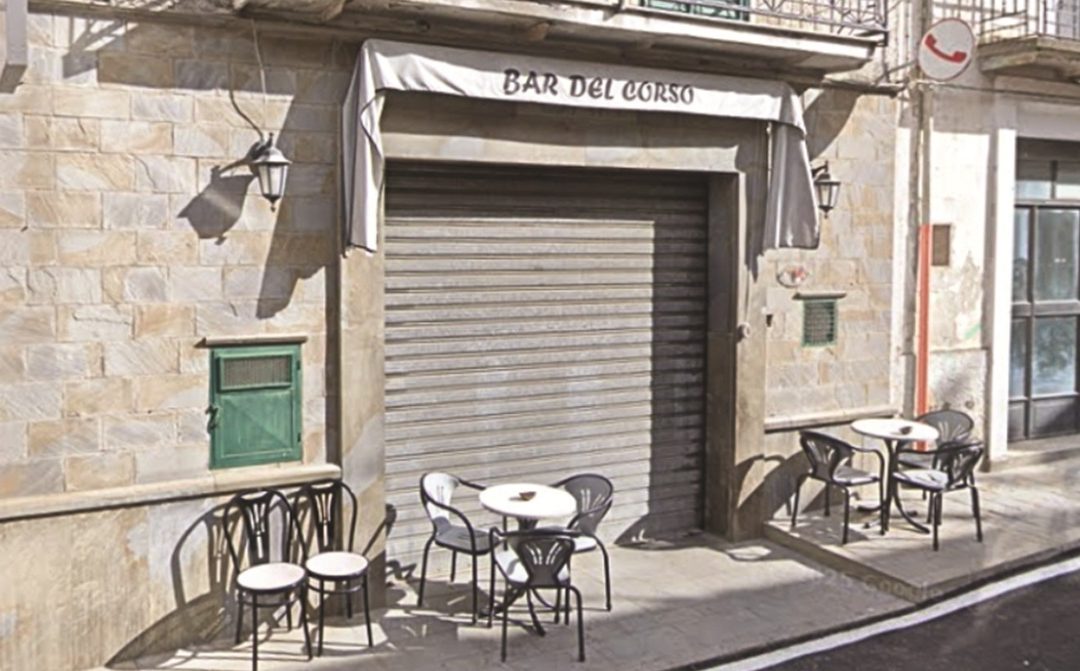 Il bar gestito dalla donna rimasta ferita