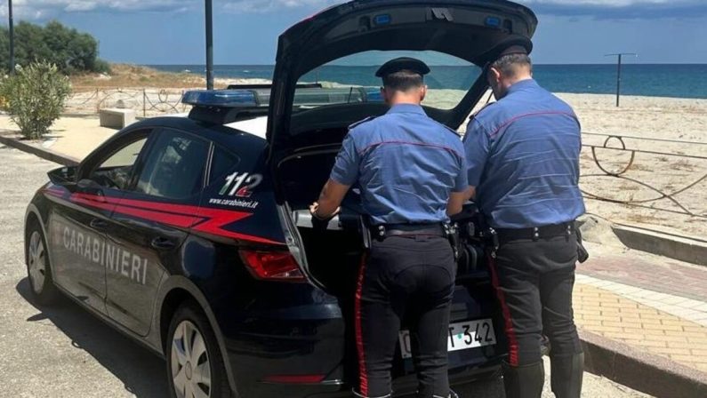 Litorale ionico reggino, carabinieri scoprono lido abusivo e lavoratori in nero