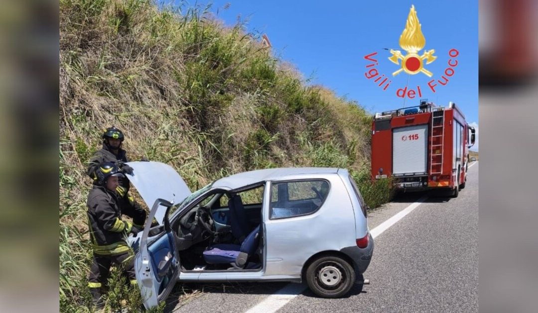 Incidente a Catanzaro, auto si ribalta sulla rampa della Ss106
