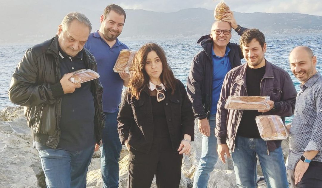 I rappresentanti della Comunità delle Piparelle di Villa San Giovanni con in mano le confezioni dei preziosi biscotti