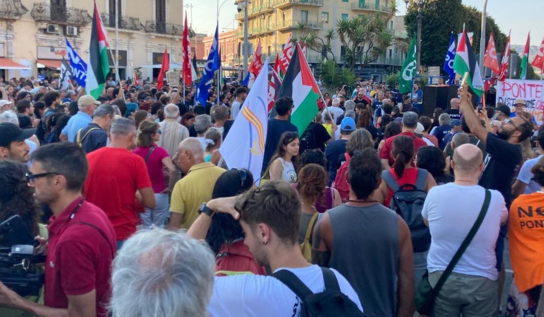 In migliaia a Messina per il corteo contro il Ponte sullo Stretto