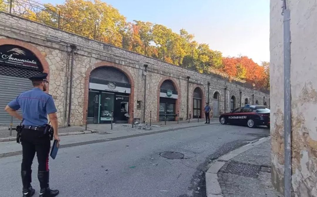 Il bancomat preso d'assalto con l'esplosivo