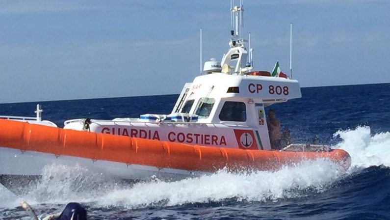 Cadavere in avanzata decomposizione ripescato in mare a Lamezia