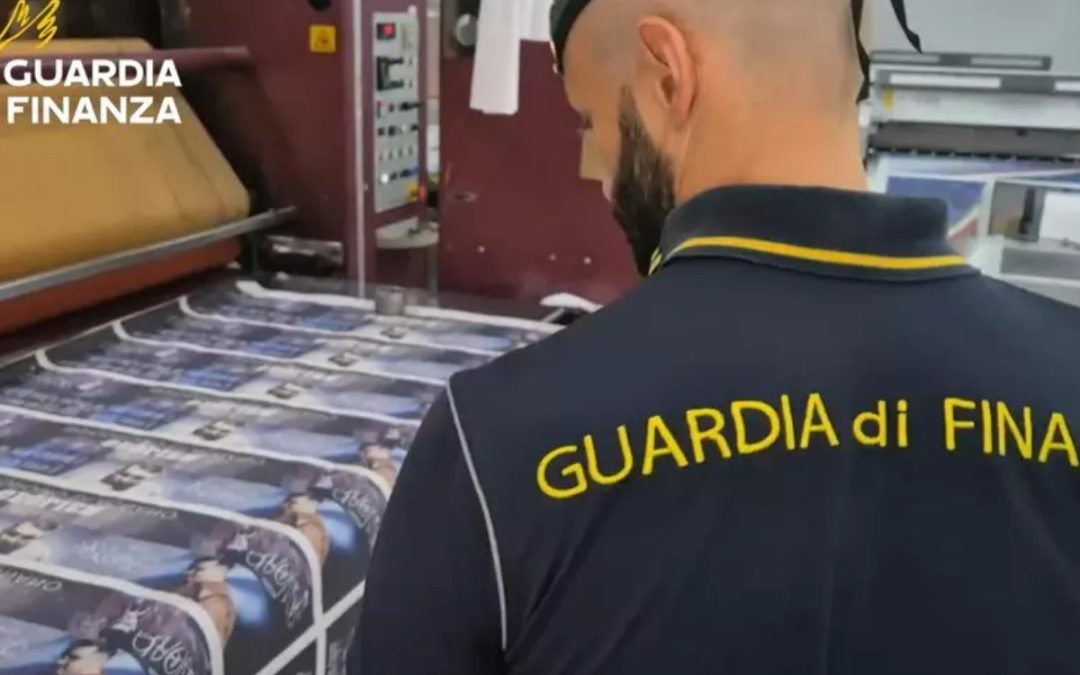 Centrale del falso scoperta a Napoli: arrestati due cinquantenni