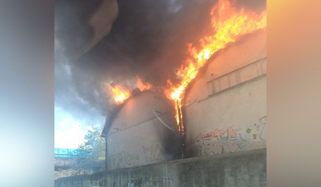 Le fiamme nel capannone visibili dalla strada
