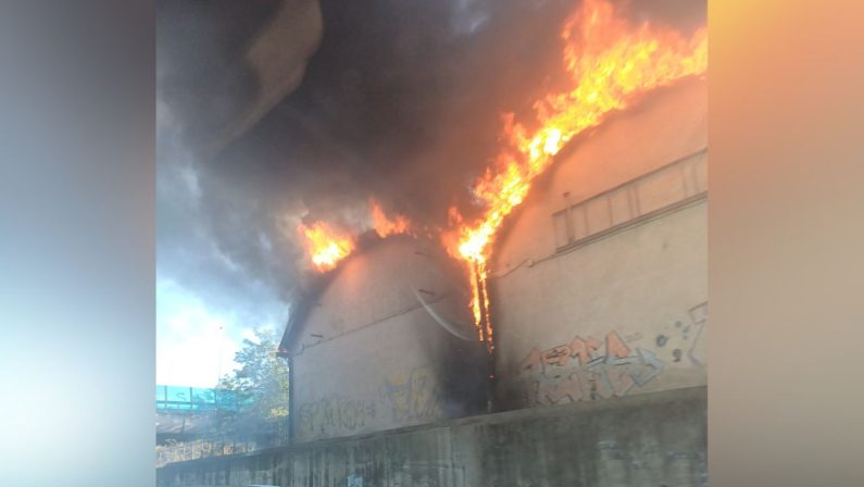 Rende, incendio in un capannone: chiusa l’Autostrada A2 in direzione Sud