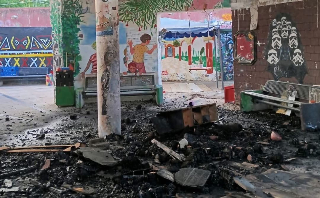 Quello che resta dopo l'incendio al centro sociale "Cartella"