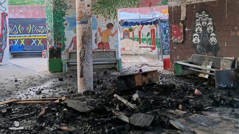 Incendio al centro sociale "Cartella" di Reggio Calabria