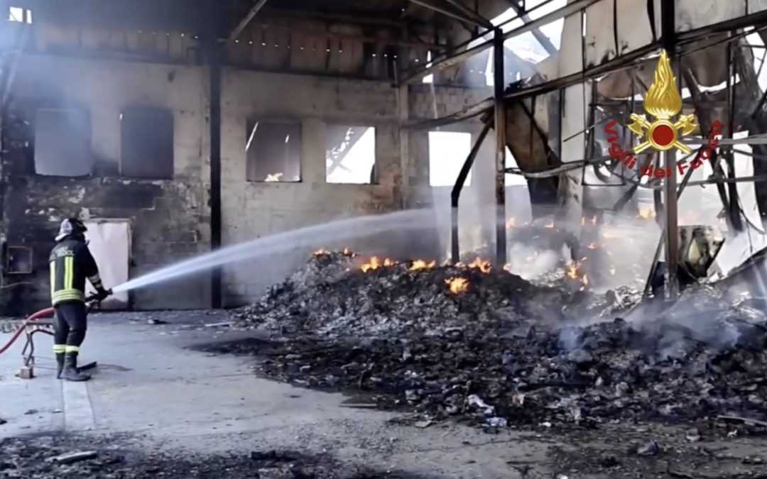 Incendio nel casertano, le diossine sopra il valore di riferimento