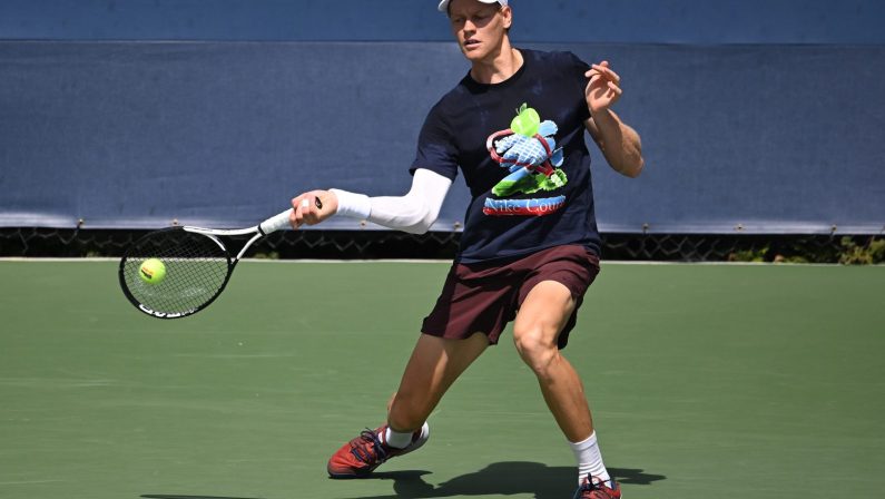 Sinner pronto all’esordio agli Us Open, eliminata la Cocciaretto