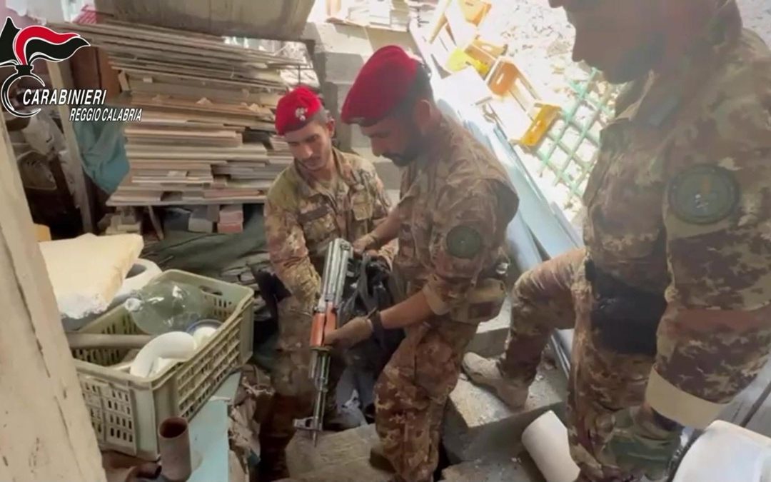I carabinieri e il kalashnikov sequestrato