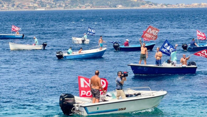 Le “barche villesi” sfilano sullo Stretto per dire “No al ponte”