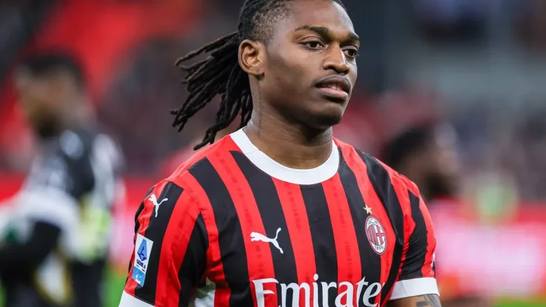 Milan, trauma elongativo al polpaccio per Leao: salta la Cremonese