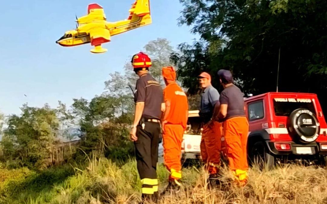 Vigili del fuoco a Mileto per spegnere l'incendio