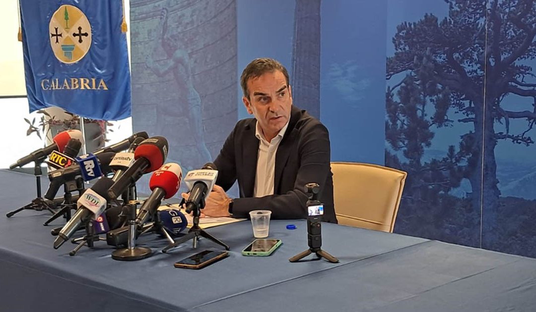 Dimissioni Occhiuto, il colpo di teatro dell’anatra zoppa che vuole volare