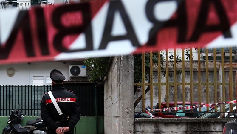 Omicidio a Melito di Napoli, ispettore di polizia ucciso a coltellate in casa