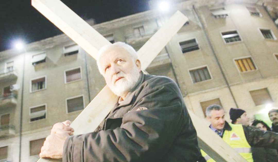 Padre Fedele con la croce sulle spalle