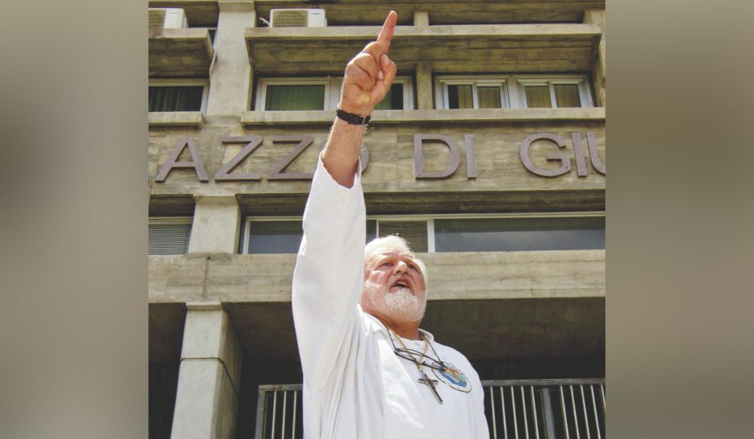 Padre Fedele all'uscita del Palazzo di Giustizia di Cosenza