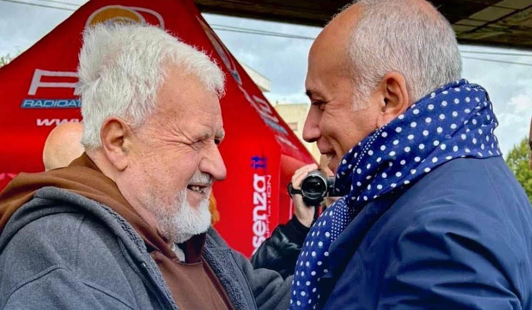 Padre Fedele insieme al sindaco di Cosenza Franz Caruso