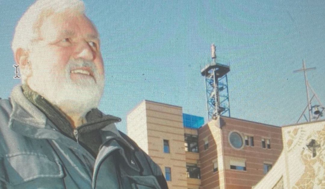 Padre Fedele e, alle sue spalle, l’Oasi Francescana da lui fondata