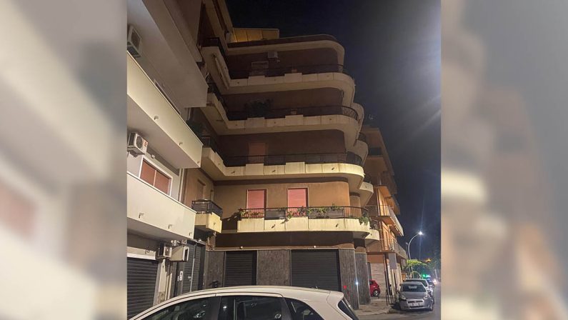 Tragedia a Reggio Calabria, bambina cade dal quinto piano: è gravissima