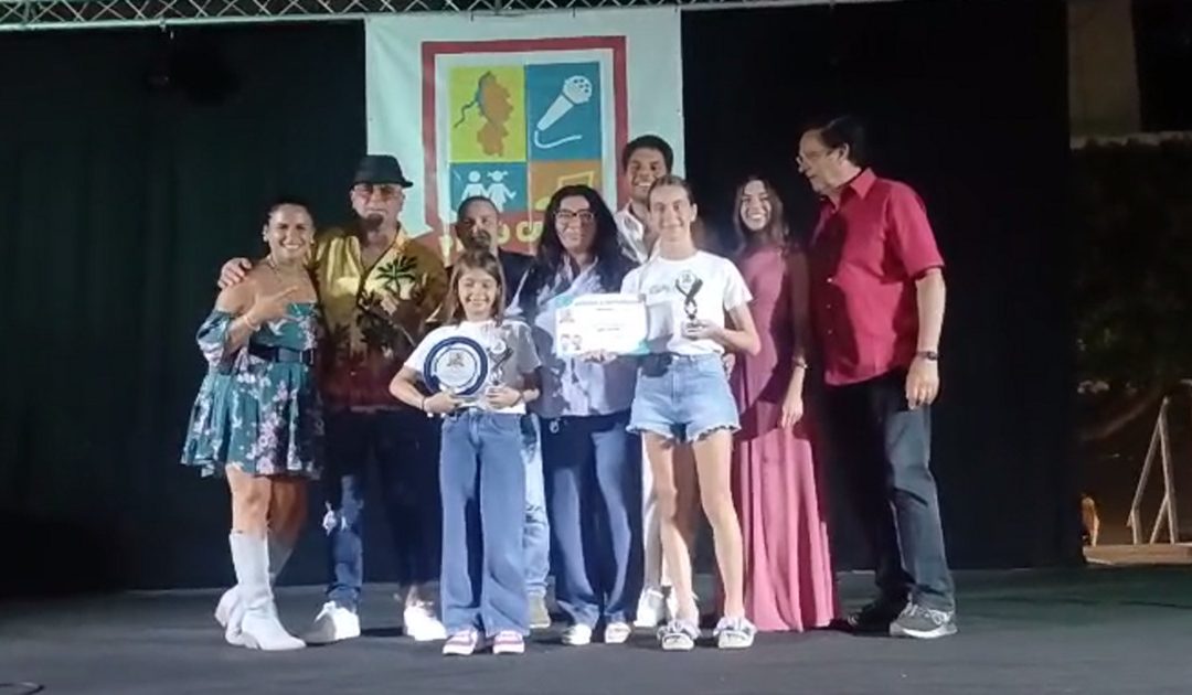 Mister J Ax, la giuria, le due vincitrici del Palio Canoro e l'Assessore del comune di Locri, Domenica Bumbaca