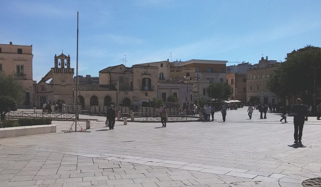 Piazza Vittorio Veneto, luogo dagli “apprendisti teppisti” in bici che ogni giorno scorrazzano in centro