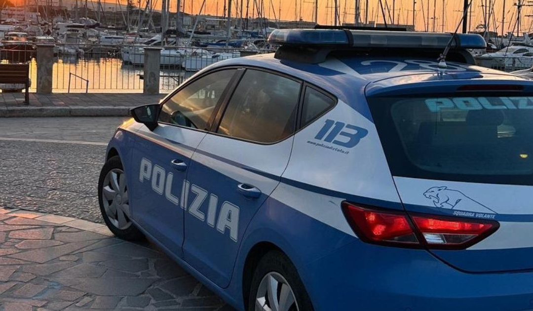 Un'auto della Polizia di Stato