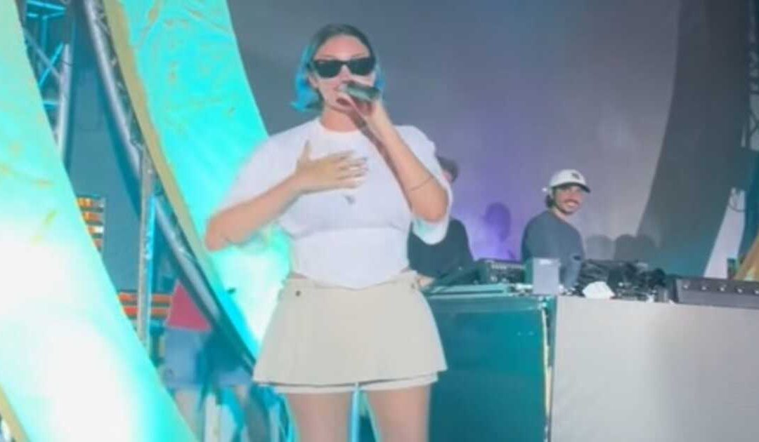 La cantante Rose Villain durante il concerto a Locri