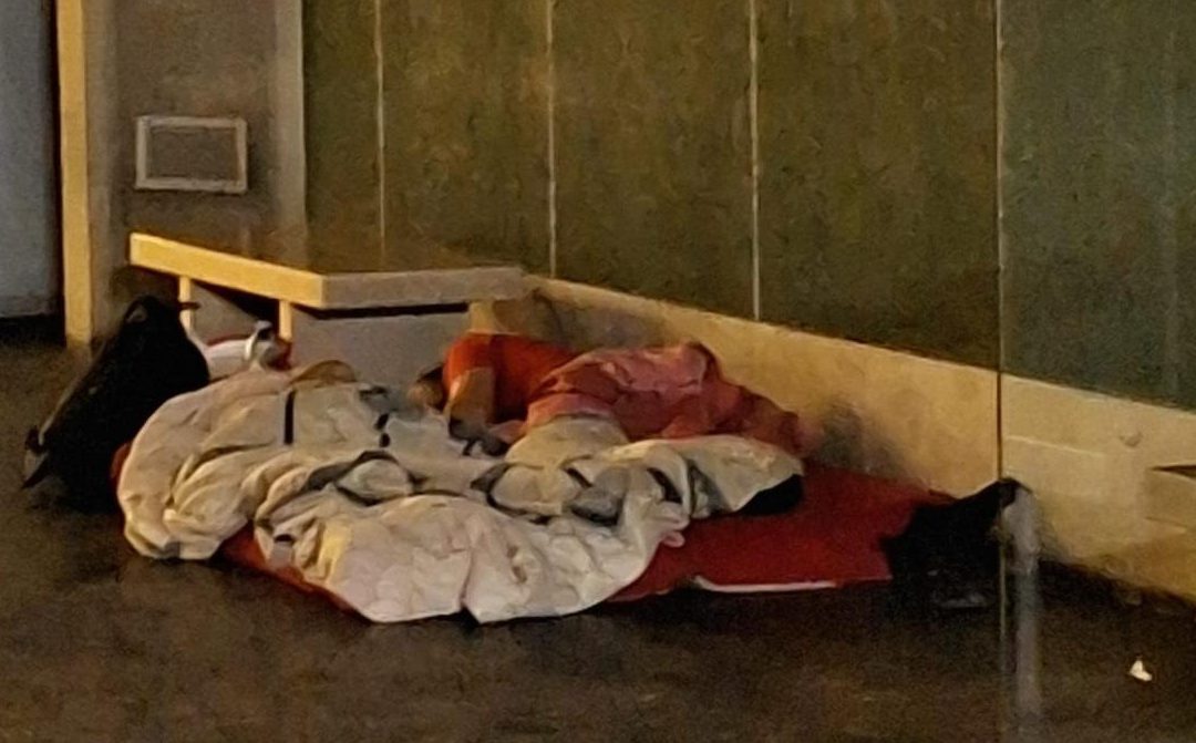 Un clochard nella stazione ferroviaria di Cosenza, a Vaglio Lise