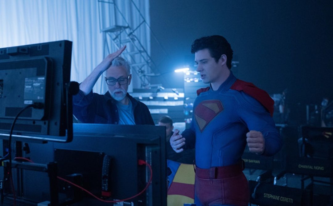 James Gunn insieme a David Corenswet nei panni di Superman
