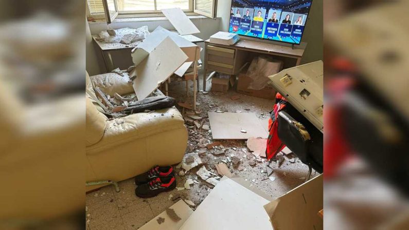 Torre Annunziata, crolla il soffitto del 118: medico salvo per un soffio