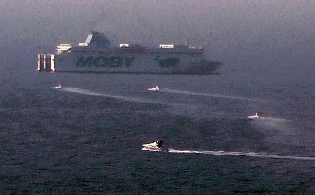 Il traghetto alla deriva raggiunto dai rimorchiatori