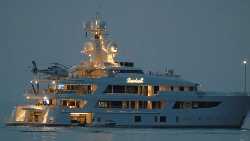 Lo Yacht dell'ambasciatore Usa in sosta davanti al porto di Tropea